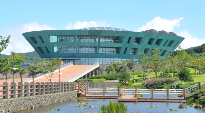 노벨 문학상 수상 한강 작가의 '작별하지 않는다'와 제주 4.3 평화기념관