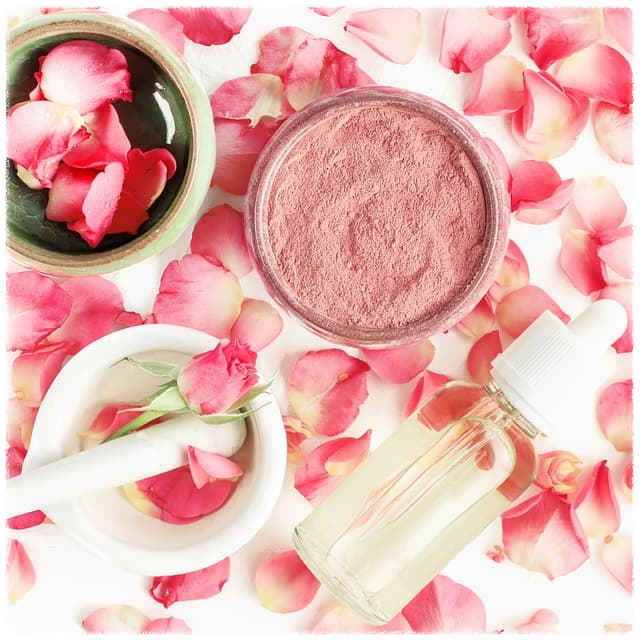 ✨ 광채피부, 피부결과 피부톤이 핵심이다!
"광채피부"를 만들기 위해 무조건 광나는 제품만 바르는 것은 올바른 방법이 아닙니다.
진짜 빛나는 피부를 위해서는 매끈한 피부결과 맑은 피부톤이 기본입니다.
피부결이 거칠거나 톤이 칙칙하면 아무리 글로우 제품을 써도 진정한 광채는 완성되지 않아요.
오늘은 피부결 관리와 피부톤 개선을 중심으로
광채피부 단계별 집중 케어법을 차근차근 알려드릴게요!
🌿 Step 1. 매끈한 피부결 만들기: 각질 제거와 수분 공급
피부결이 매끄러워야 빛이 고르게 반사돼 자연스러운 광채가 살아납니다.
각질 제거 (주 1~2회):
물리적 스크럽보다는 저자극 AHA, BHA 토너나 패드를 추천합니다.
노폐물과 묵은 각질을 부드럽게 정리해 피부를 매끈하게 만듭니다.
수분 공급 강화:
각질 제거 후엔 히알루론산, 판테놀 성분이 함유된 수분 에센스를 충분히 발라주세요.
피부결이 촉촉하고 탄탄하게 정돈됩니다.
💡 Tip: 각질 제거 후 바로 영양 크림이나 수분팩으로 피부를 보호하면 효과가 극대화돼요!
🌸 Step 2. 맑은 피부톤 개선하기: 항산화 케어와 자외선 차단
맑고 투명한 피부톤은 광채피부의 두 번째 필수 요소입니다.
항산화 케어:
비타민C 세럼, 나이아신아마이드 에센스를 활용해 멜라닌 생성을 억제하고,
피부에 생기를 부여해줍니다.
자외선 차단 (365일 필수):
자외선은 피부톤을 칙칙하게 만드는 가장 큰 원인입니다.
SPF50 이상의 자외선 차단제를 매일 꼼꼼히 발라 피부를 보호하세요.
🛡️ Tip: 외출하지 않는 날도 자외선 차단은 기본! 실내에서도 UVA는 침투합니다.
💧 Step 3. 광채피부 단계별 집중 스킨케어 루틴
진짜 광채피부를 위해 매일 실천할 수 있는 집중 케어 루틴을 소개합니다.
아침 루틴:
약산성 클렌저로 부드럽게 세안
토너로 피부결 정돈
수분 세럼 + 광채 세럼 레이어링
가볍게 수분 크림
자외선 차단제 필수
저녁 루틴:
딥 클렌징으로 노폐물 제거
각질 제거 (주 2~3회)
비타민C 또는 나이아신아마이드 세럼
고보습 크림 또는 슬리핑 팩
✨ 꾸준한 루틴이 피부결과 톤을 완벽하게 가꿔, 자연스러운 광채를 이끌어냅니다.
📝 결론: 광채피부는 하루아침에 완성되지 않는다
진정한 광채피부는 단순히 외부 제품으로 번들거리는 것이 아닙니다.
매끈한 피부결과 맑은 피부톤이라는 두 가지 기본기를 탄탄히 다져야
어떤 빛에서도 자연스럽게 빛나는 피부를 가질 수 있어요.
피부결 관리 → 피부톤 개선 → 집중 루틴 실천
이 3단계를 습관처럼 이어간다면, 여러분도 곧 거울 속 빛나는 피부를 만나게 될 거예요. 🌟
오늘부터 작은 습관 하나하나로 진짜 광채피부를 완성해볼까요?