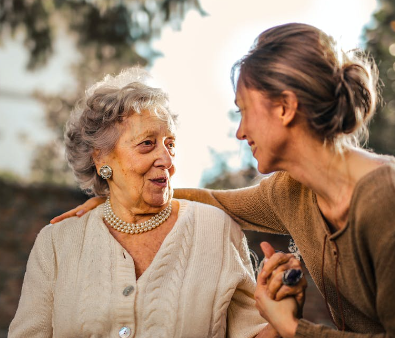 딸과 이야기 하고 있는 노인