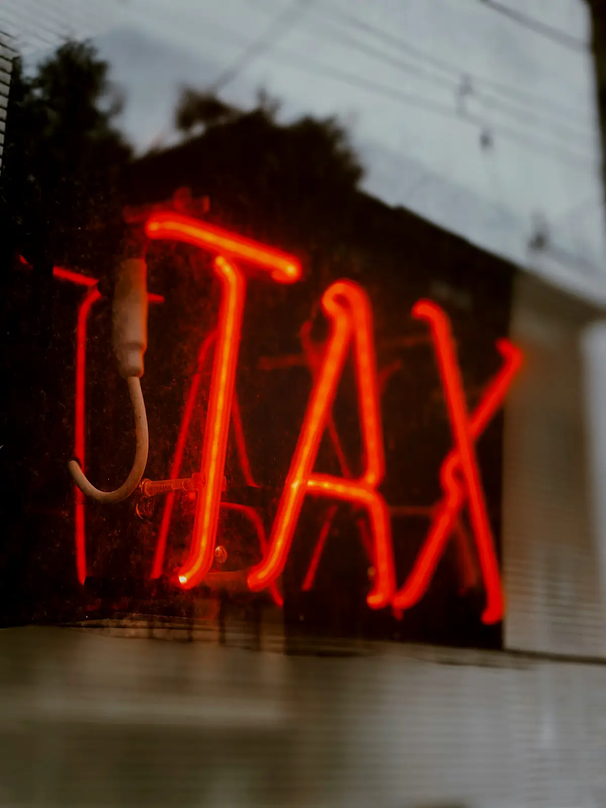 빨간네온사인-TAX