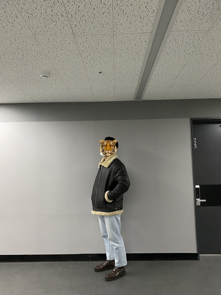 데일리 룩(오뭘입)스페로네 리얼 무스탕 브라운 무신사스탠다드 슬리브 티셔츠 86로드 연청 청바지 스테파노로시 첼시부츠 브라운 OOTD