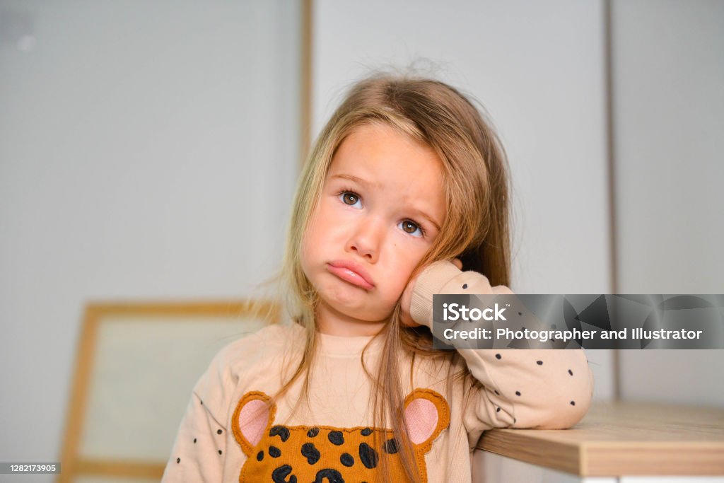 감정 기복이 있는 아이의 복잡한 표정