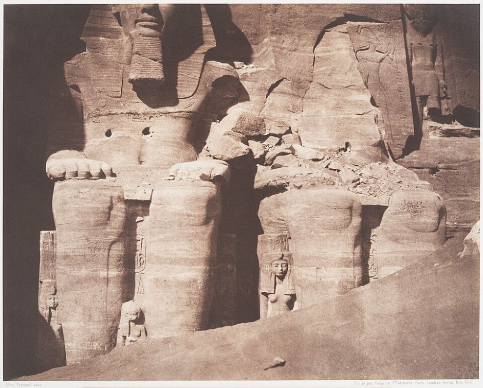 1851~1852년 모래에 상당 부분 묻혀 있던 이집트 아부심벨 대신전의 람세스 2세 거상
