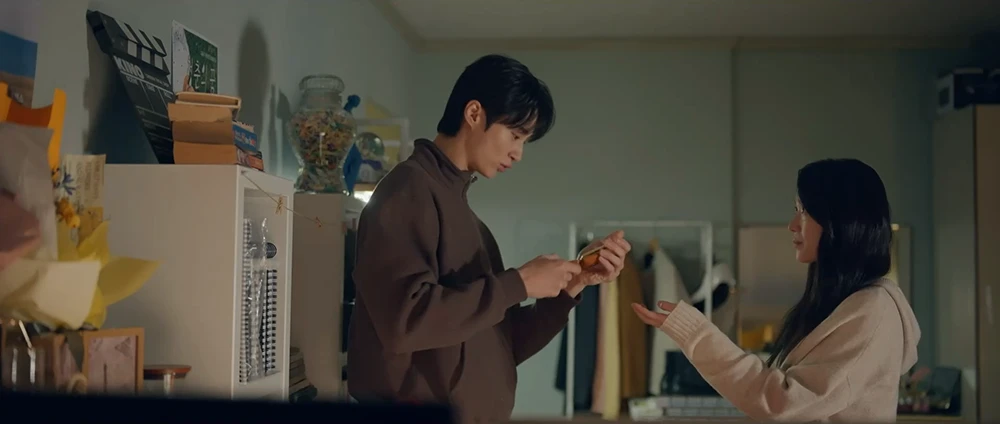 고장-낸-태엽시계를-고쳐주겠다며-가져가는-선재