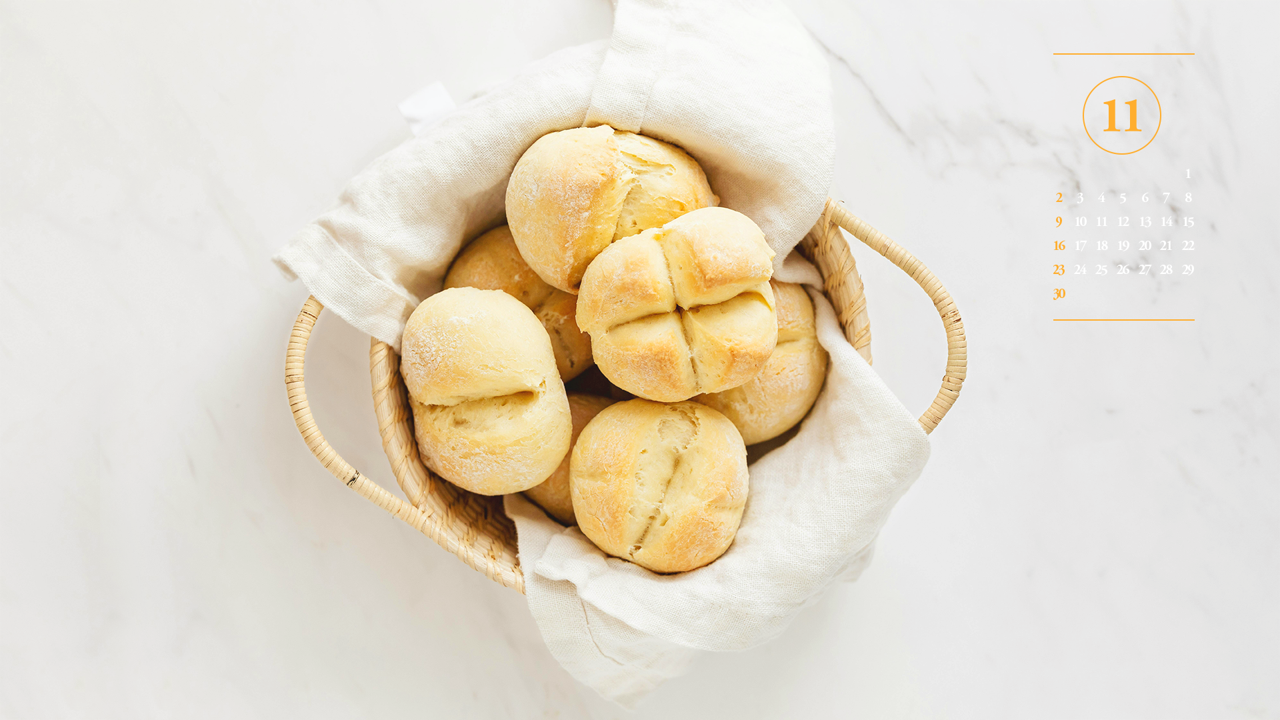 11 바구니에 담긴 빵 A - 2025년11월 노트북배경화면