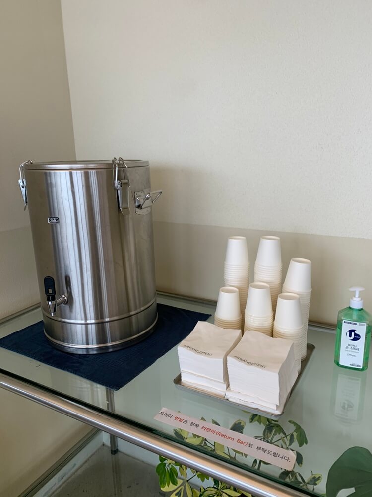 물, 종이컵, 냅킨