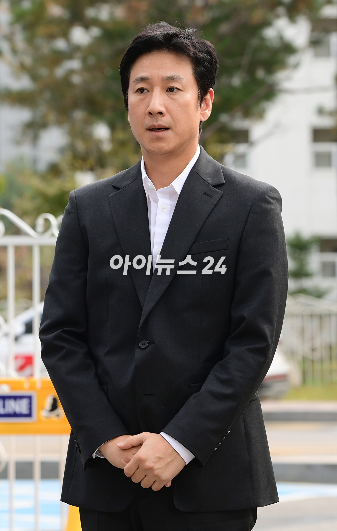 마약 투약혐의로 입건된 배우 이선균이 4일 오후 인천 남동구 인천논현경찰서로 출석하고 있다. [사진=정소희 기자]