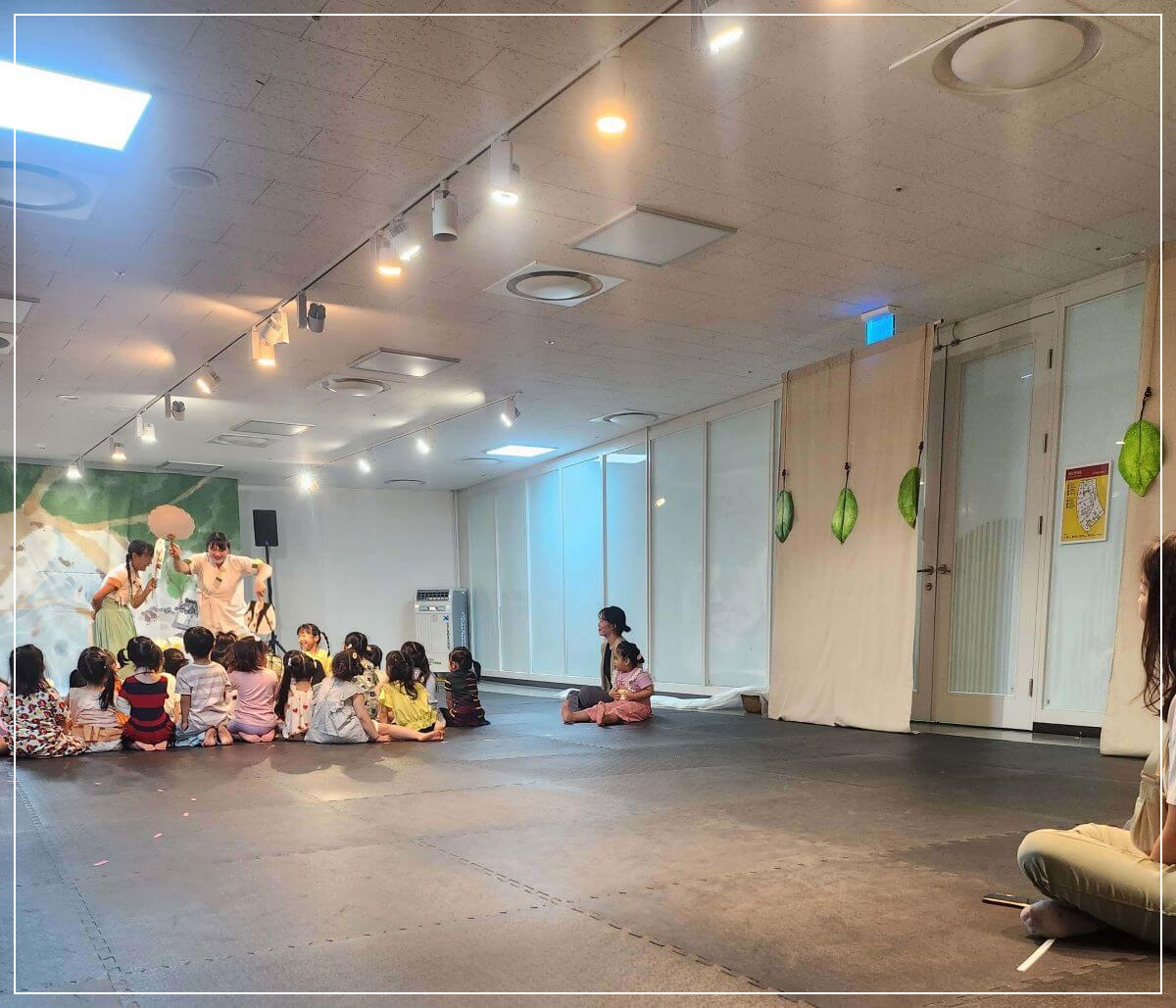 용인-상상의-숲에서-방귀쟁이-며느리-공연을-관람-중인-아이들