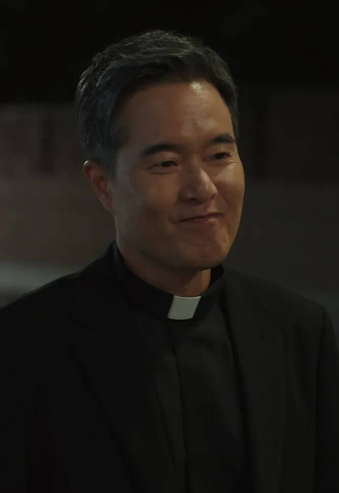 드라마 &amp;lt;신이랑 법률사무소&amp;gt; 의 전 박수무당 현 신부님 마태오 역의 정승길 입니다.