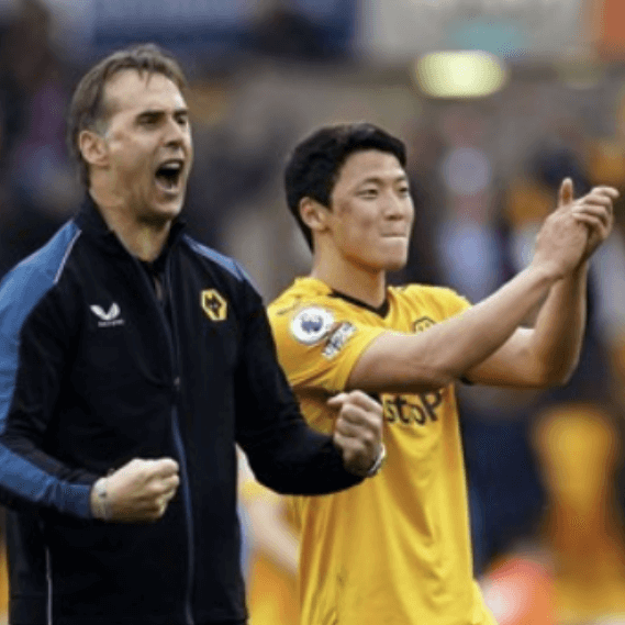 감독과 함께 박수치는 황희찬