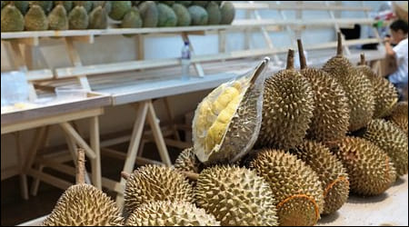 시장에 쌓여 있는 두리안