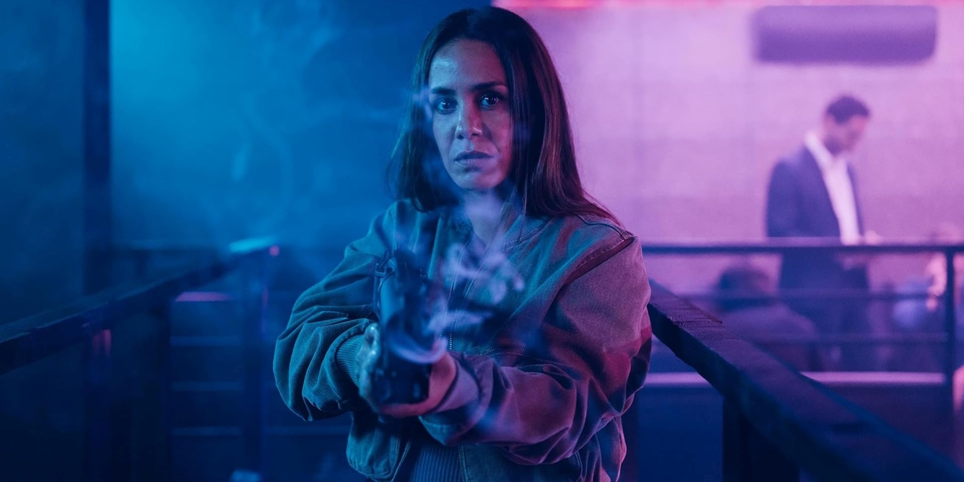 KO 영화 켄자 역 앨리스 벨라이디 스틸컷 – 총을 겨누는 강인한 여성 형사