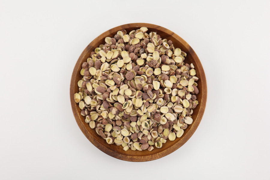 야생에서 채취를 한 연꽃씨, 즉 연자육을 깨끗하게 세척하고 바싹 말린 것을 동그란 나무 그릇에 가득 담아두고 찍은 사진