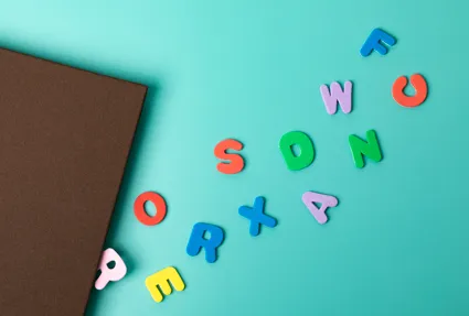 바닥에 알파벳이 나열되어 있음