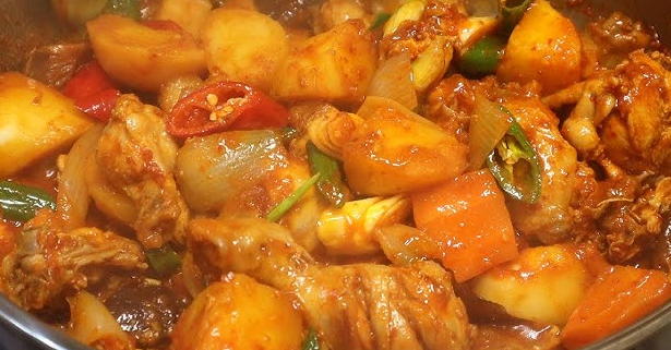 닭도리탕 맛있게 만드는법 : 고추와 감자가 어우려져 있다