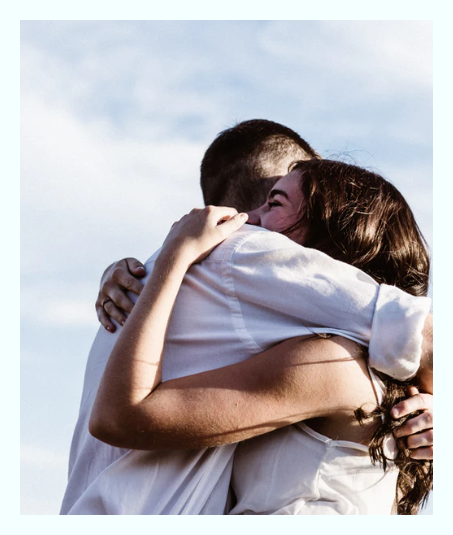 커플이 서로 안는사진