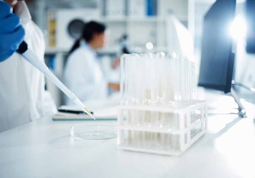 연구실에서 과학자가 DNA와 유전체 분석을 진행하는 모습