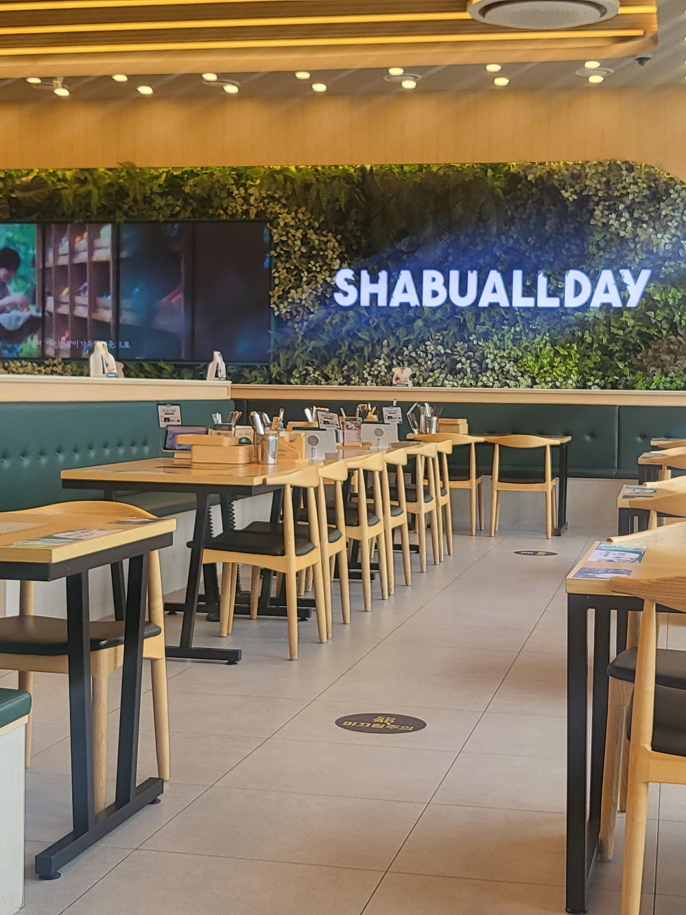 샤브올데이 거제점 테이블 모습