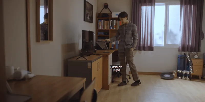 체크자켓과 체크팬츠 셋업을 입고 있는 조보아