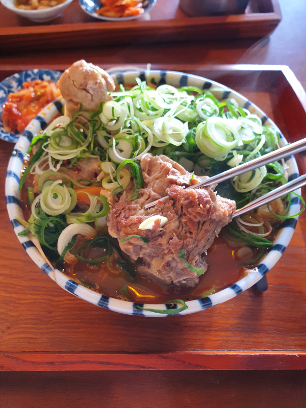 고기국수-속-큼직한-뼈고기