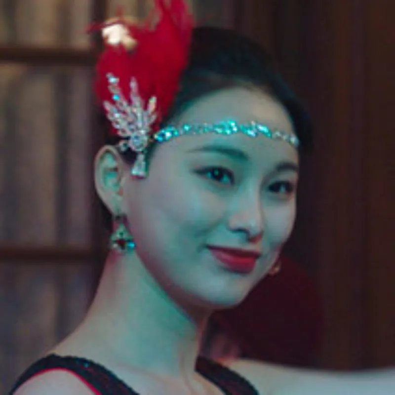 어느 실내를 배경으로 섹시한 댄스복을 입고 댄스를 취하고 있는 로즈