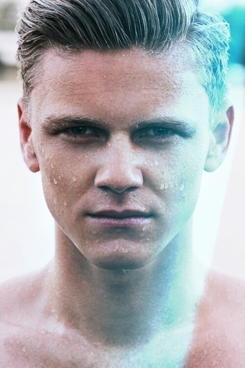 야외에서-땀흘리는-젊은-남성