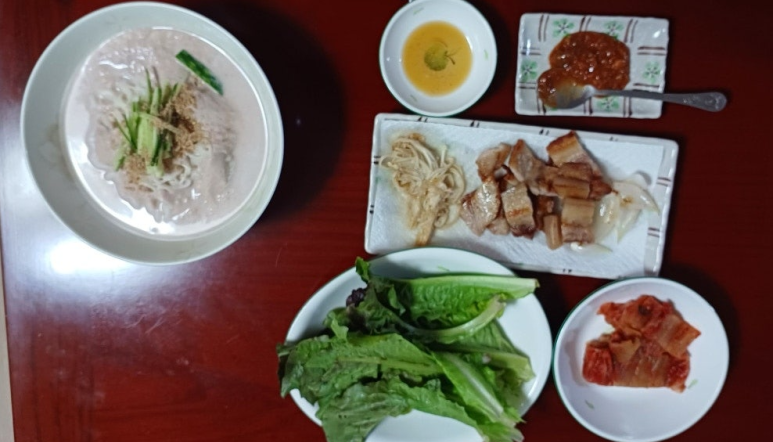 땅콩콩국수와 삼겹살로 한 상 차리기