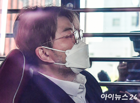 특정범죄가중처벌법(특가법)상 위험운전치상·도주치상, 도로교통법상 음주운전·사고후 미조치, 범인도피교사 등 혐의를 받고있는 가수 김호중이 지난해 5월 31일 오전 서울 강남경찰서에서 구치소로 이감되고 있다. [사진=곽영래 기자]