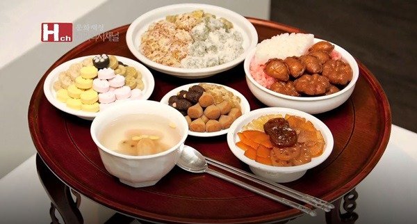 조선시대 식사문화, 조선 왕 수명, 궁중음식, 하루 8끼, 왕실 식단, 건강과 식습관, 과식의 위험성, 역사적 건강 문제, 궁궐 문화, 전통 식생활, 좌식 생활 건강, 역사 속 건강, 조선 왕들의 생활, 영조 건강관리, 고종 장수 비결, 궁중 보양식, 한국사 흥미로운 사실, 전통문화와 건강, 왕의 밥상, 식습관 비교