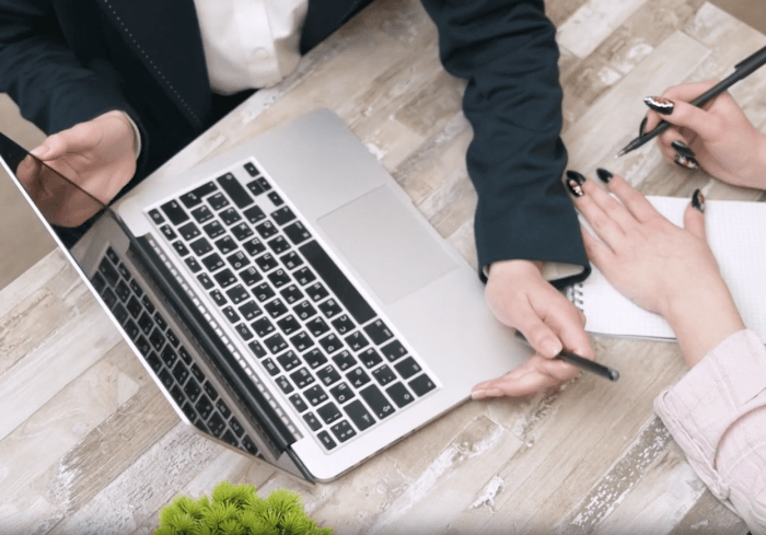 서류-검토-노트북-세금-주식