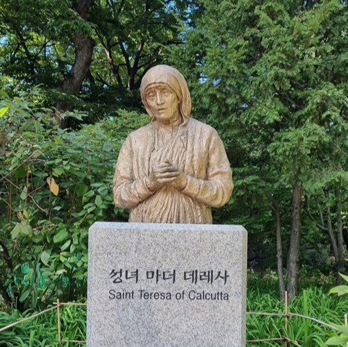 사진은 절두산 성지에 있는 마더 데레사 성녀(축일 ; 9월 5일) 흉상입니다.