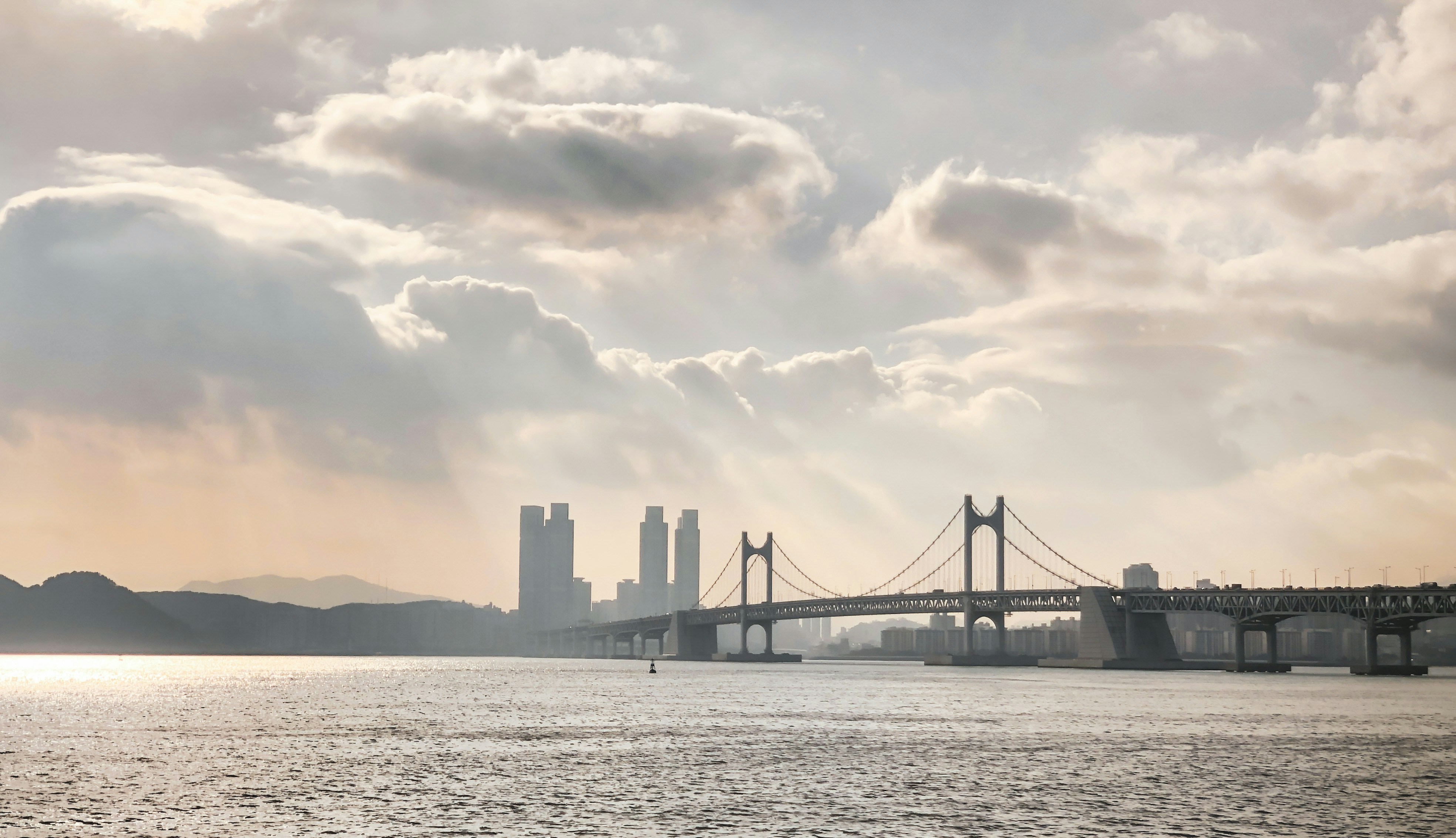 © 부산 광안대교 (Christopher Lee, Unsplash)