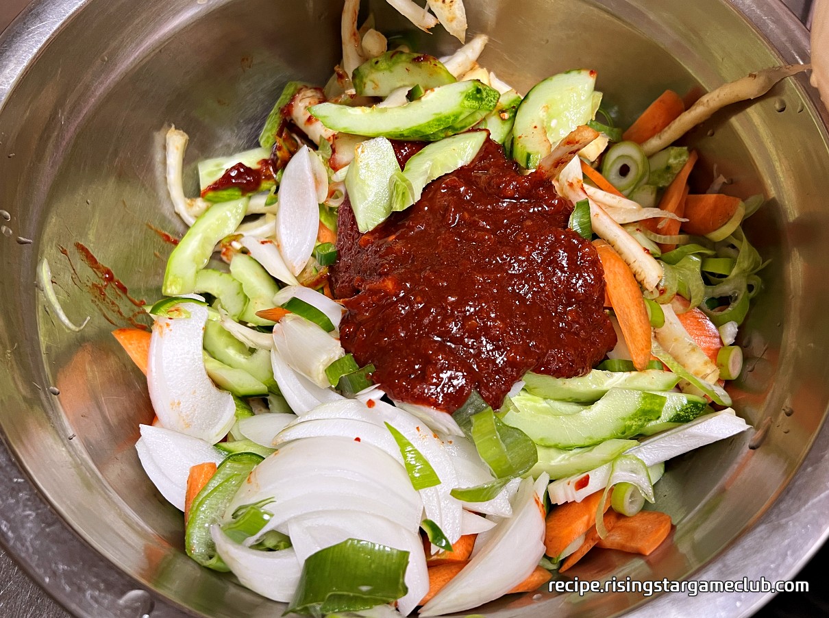 도라지 무침에 들어갈 양념장을 도라지와 야채에 넣은 사진