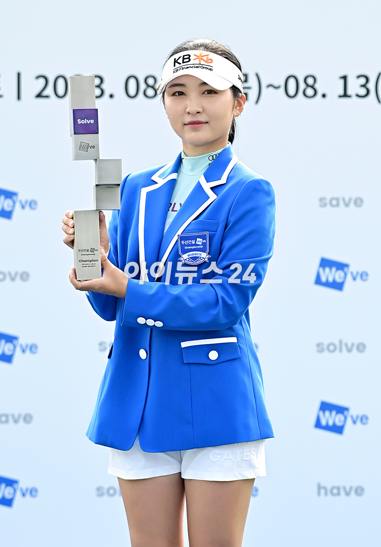 이예원은 13일 제주도 서귀포시에 있는 테디밸리 골프앤리조트(파72)에서 열린 KLPGA 투어 신설 대회 두산건설 위브 챔피언십(총상금 12억원) 최종합계 10언더파 206타로 김민선7과의 연장 첫 번째 홀에서 버디를 잡아내 우승을 확정했다.&nbsp;이예원이 우승 트로피를 들고 포즈를 취하고 있다. [사진=곽영래 기자]