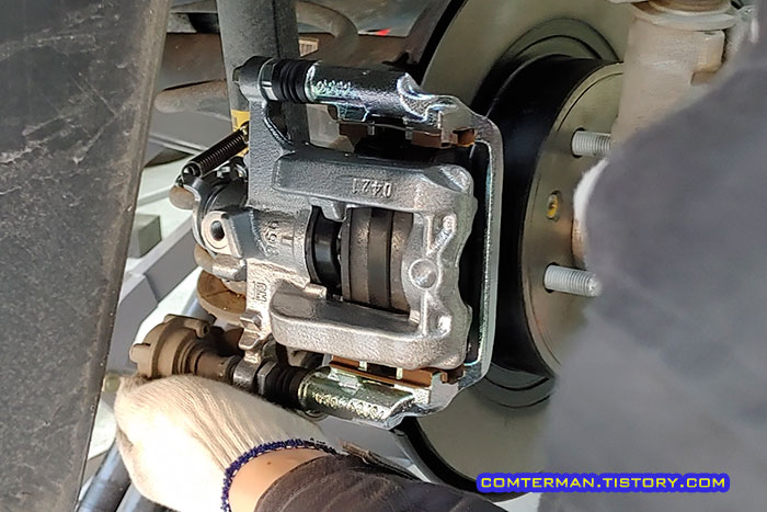 올란도 리어 캘리퍼 하우징 장착