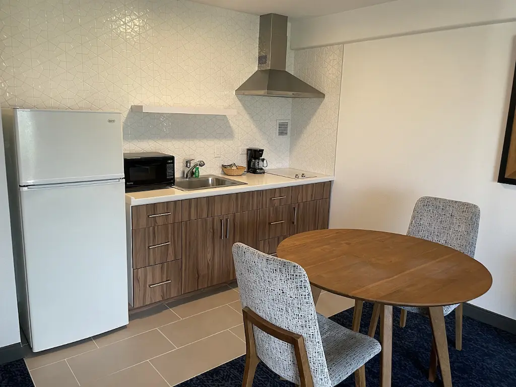 일리마호텔 주방과 식탁