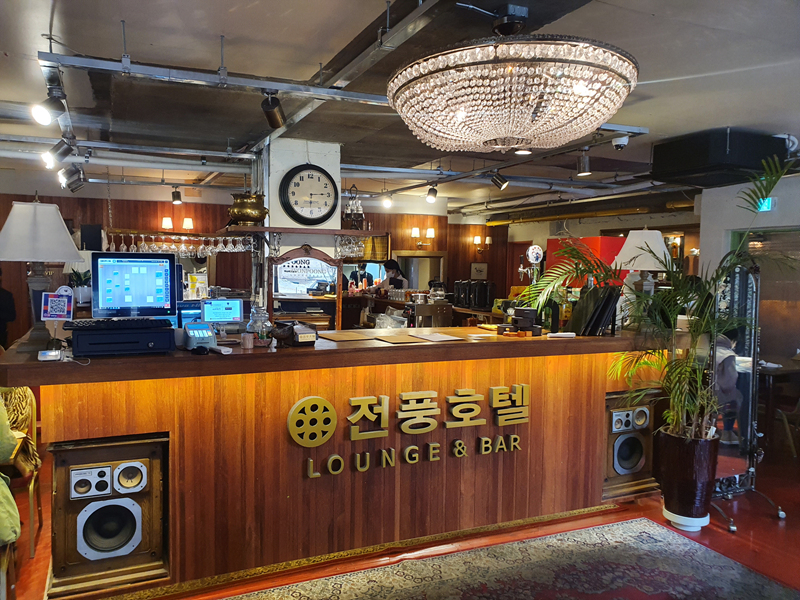 호텔-로비가-생각나는-실내