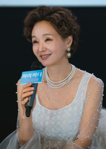 모두가 자신의 무가치함과 싸우고 있다 출연진 배종옥