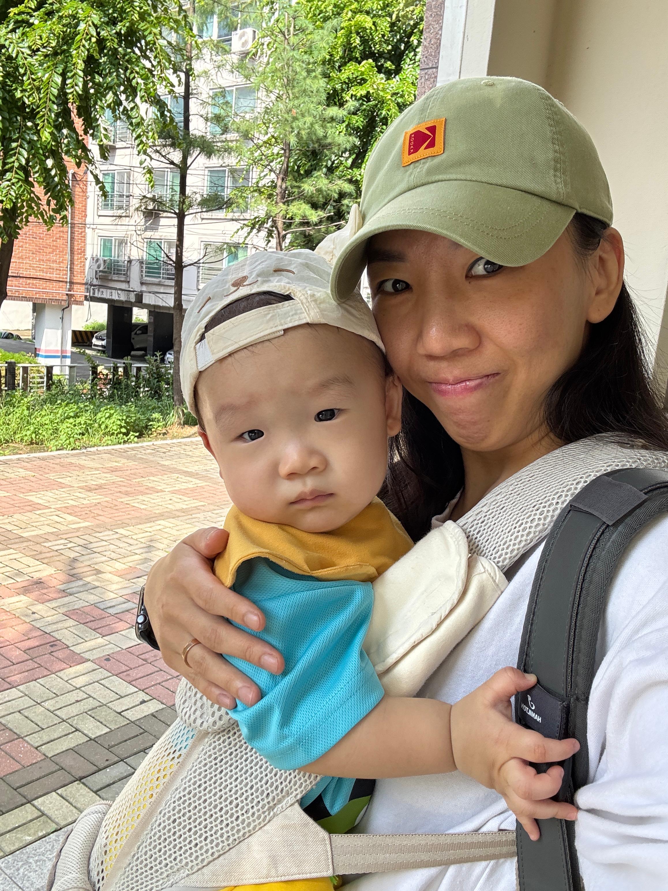 엄마랑 등원하기 전 셀카 찍은 11개월 아기