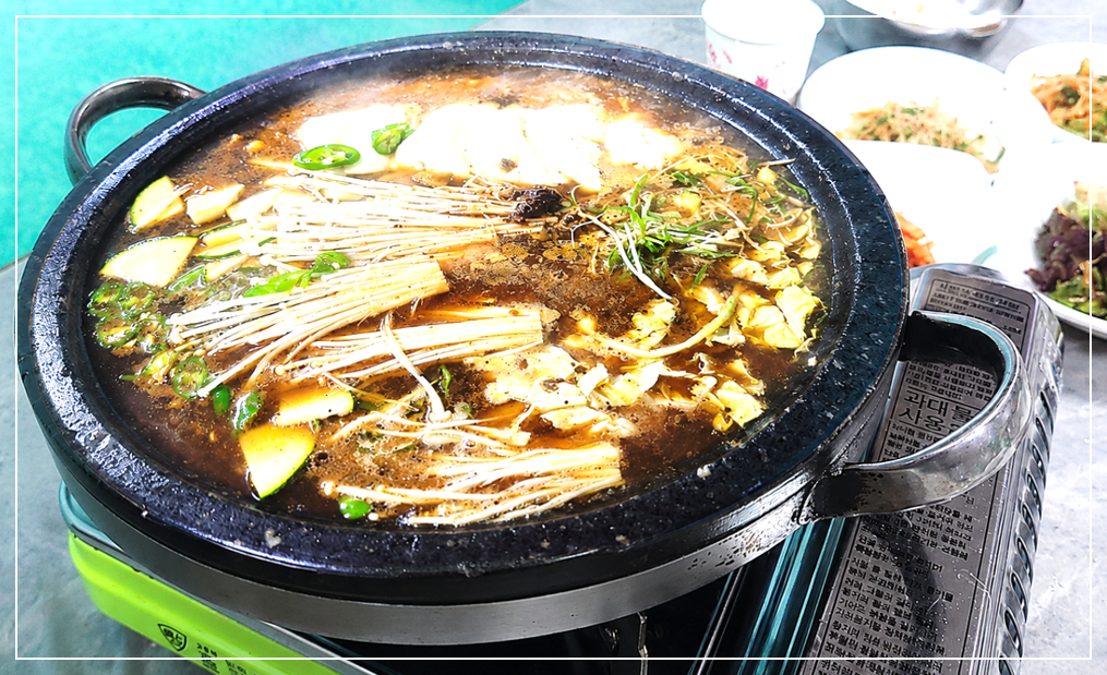 삼척 한우 특수부위 맛집의 즉석에서 끓여 주는 푸짐한 돌판 사골 된장찌개
