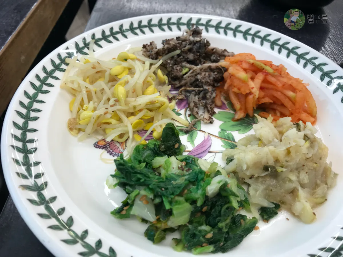 신가네-칼국수-보리밥-나물-접시에-담겨있다