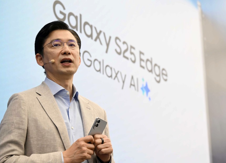 13일 '삼성 강남'에서 진행된 '갤럭시 S25 엣지' 공개 행사에서 임성택 삼성전자 한국총괄 부사장이 '갤럭시 S25 엣지'를 소개하고 있다.