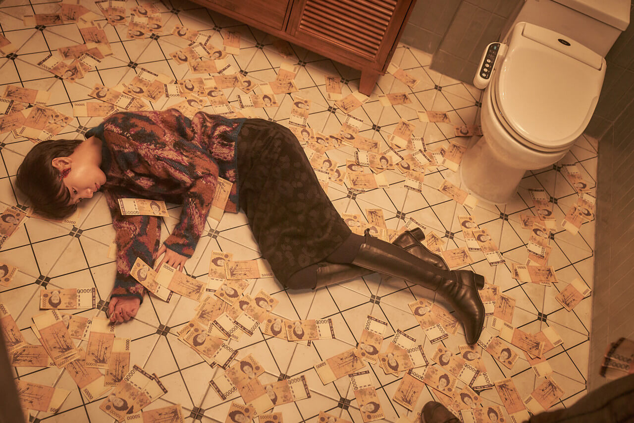 화장실에 살해 된 채 누워있는 세희 그리고 바닥에 뿌려진 돈
