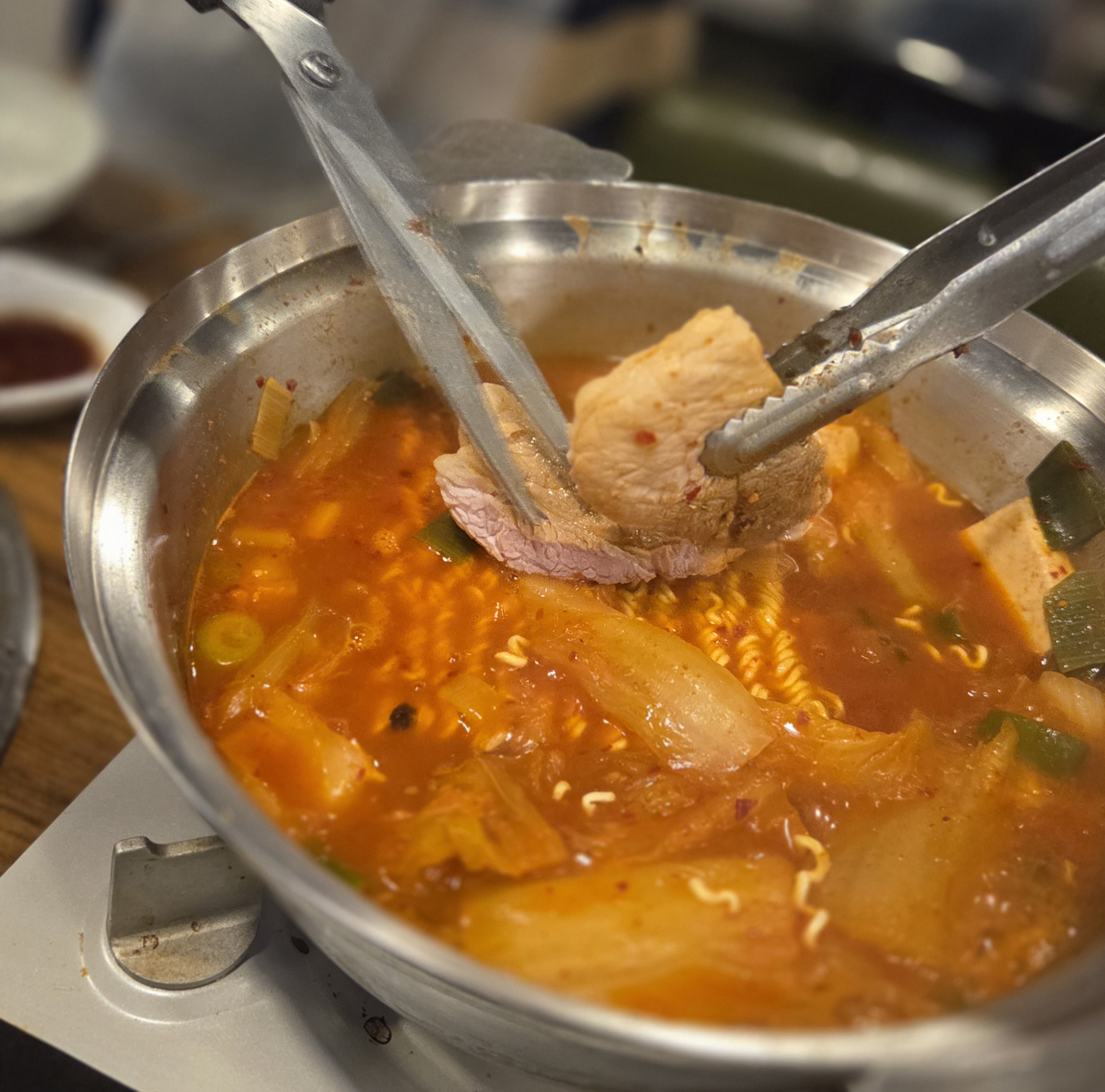 두툼하고 담백한 고기가 가득한 김치찌개