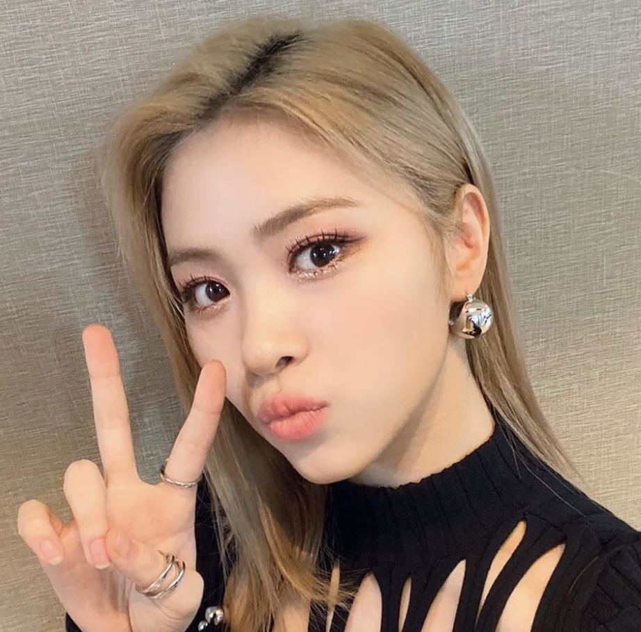 검은옷 입고 노란생머리 류진