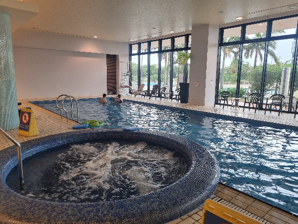 오키나와 서던비치호텔 실내 수영장