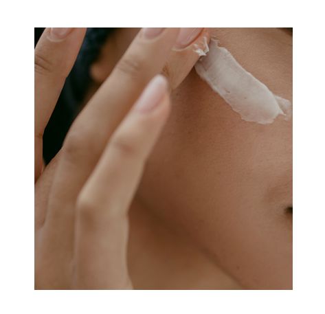 선크림을 바르는 모습