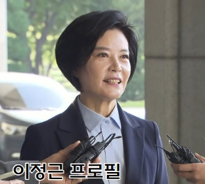 여성 정치인 이정근 인터뷰 모습으로 정장차림을 하고 있음