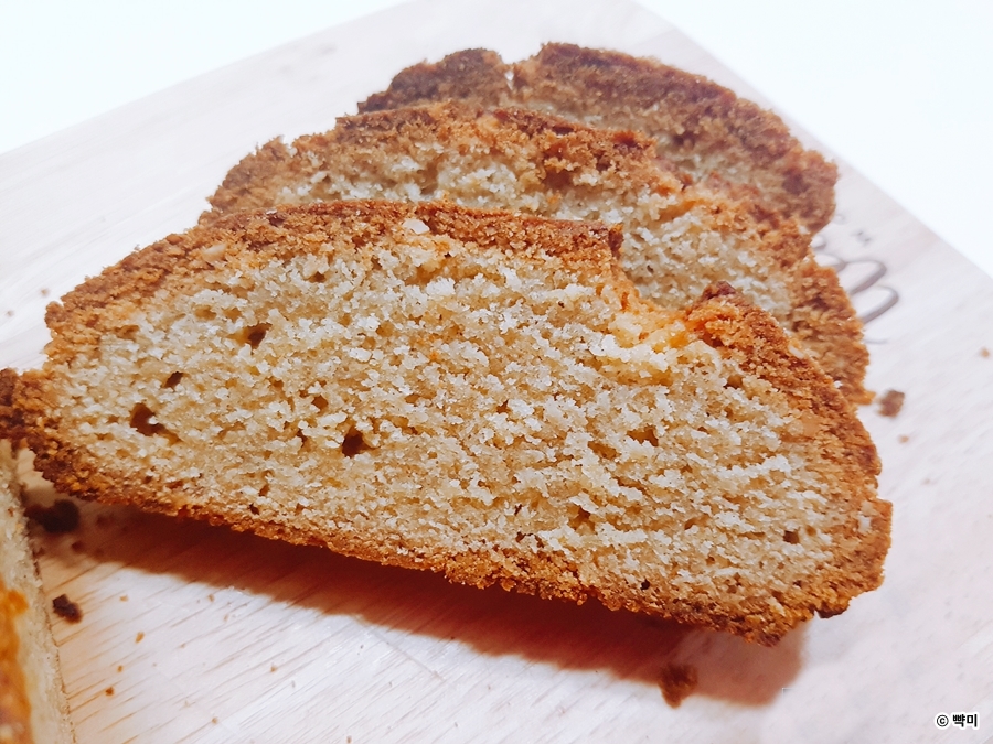 잘 구워진 아몬드가루 모카빵을 썰어놓은 단면모습