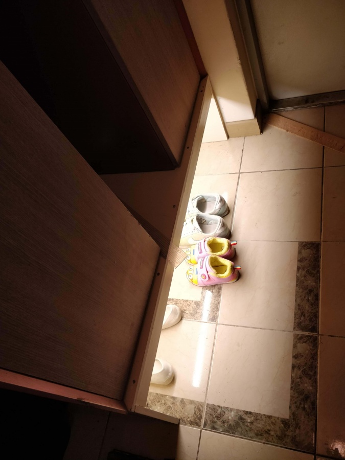 신발장 밑으로 불이 켜진 사진